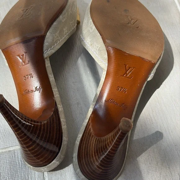 Louis Vuitton Elegant Cream wood block Heels with Bow Detail- do not buy